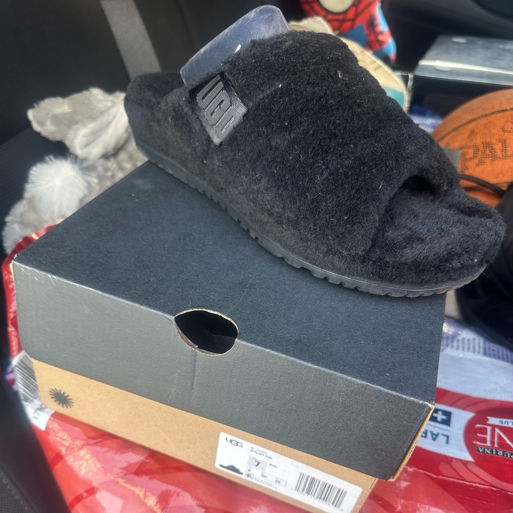 Men’s or women’s Ugg sandals size 7